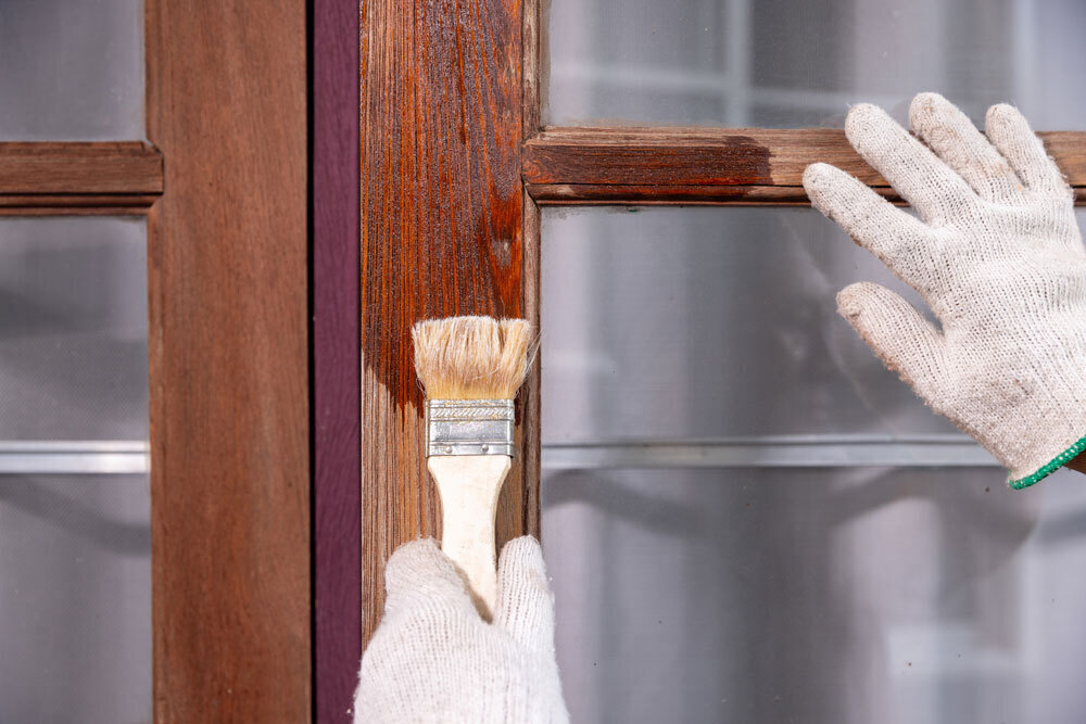 appliquer le conservateur de bois après avoir poncé l’ancienne surface de la fenêtre en bois